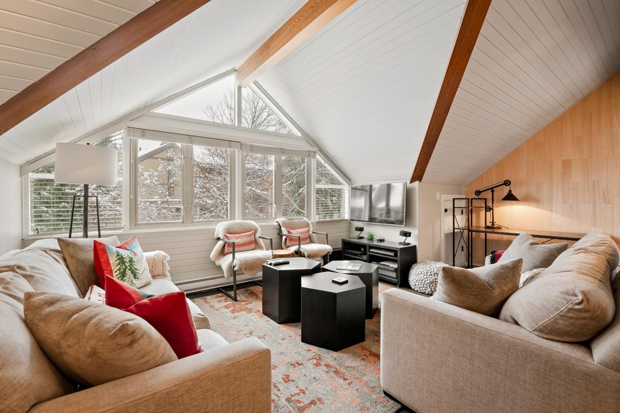 The Nest, Central, Luxury Unit, Free Parking Apartment Whistler